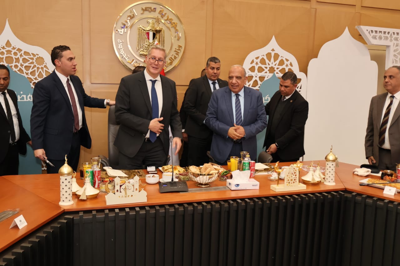 وزيرا الكهرباء والبترول يشاركان فريق العمل في الوزارتين إفطارهم الجماعي