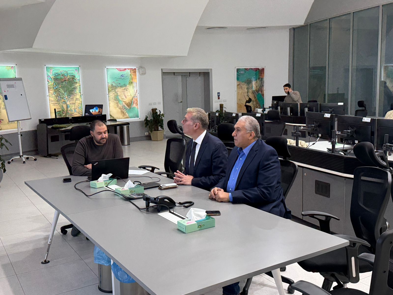 وزير البترول يزور مركز التحكم بالشبكة القومية للغاز للاطمئنان على انتظام الإمدادات