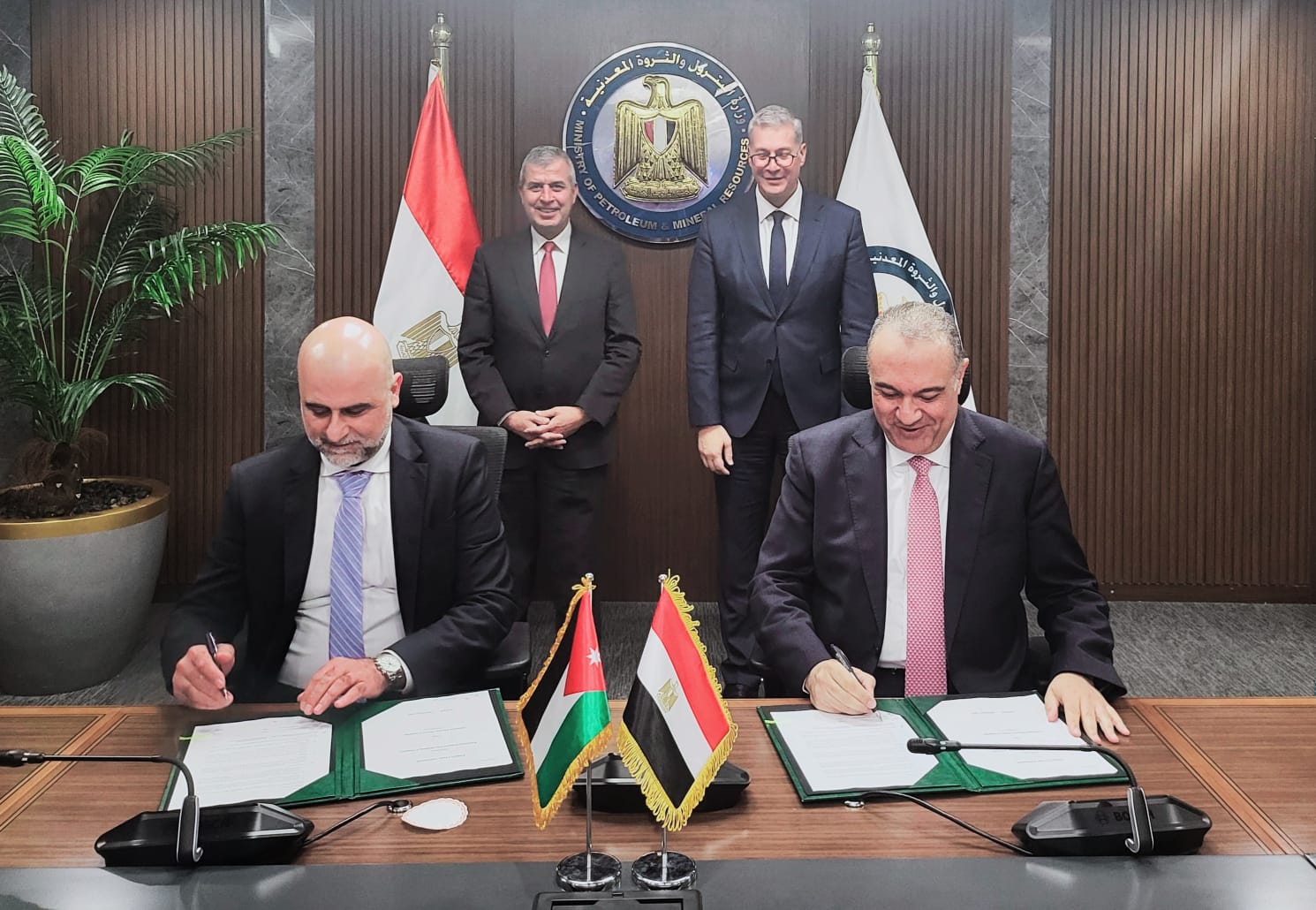 مصر تسمح للأردن باستخدام وحدات التخزين والتغييز العائمة