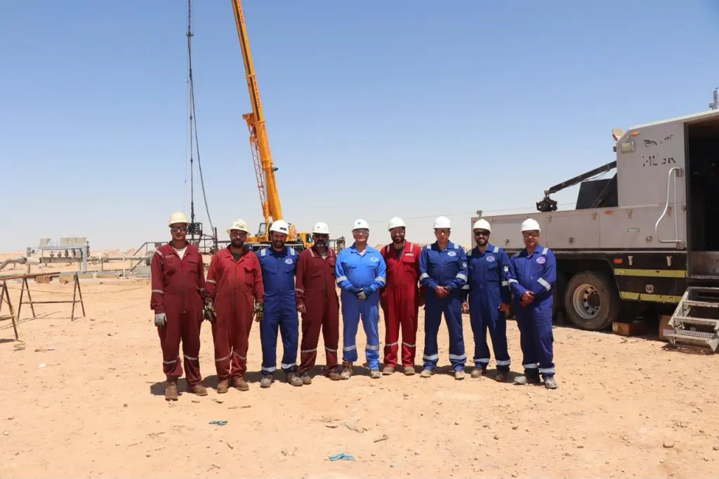 رئيس خالدة للبترول يواصل زيارة بعض مواقع الإنتاج في الصحراء الغربية