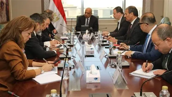  الكهرباء تبحث مع البنك الأوروبي دعم الشبكة القومية والطاقة النظيفة