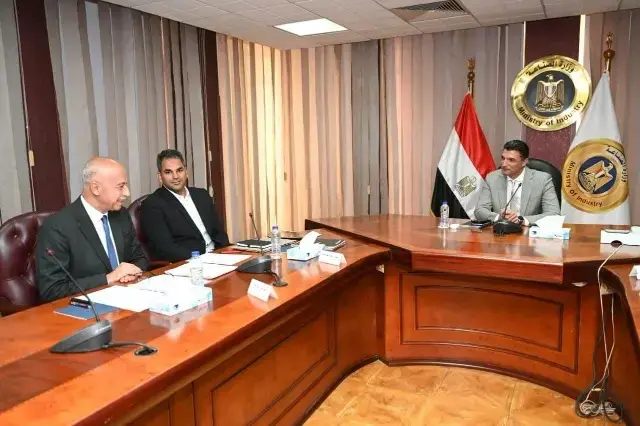 وزير الصناعة: التوسع في الطاقة المتجددة أصبح ضرورة اقتصادية لتعزيز التنافسية