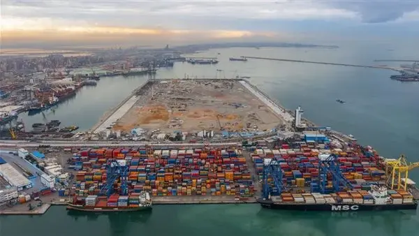  البترول تورد زيوت للقاطرات البحرية في ميناء الإسكندرية