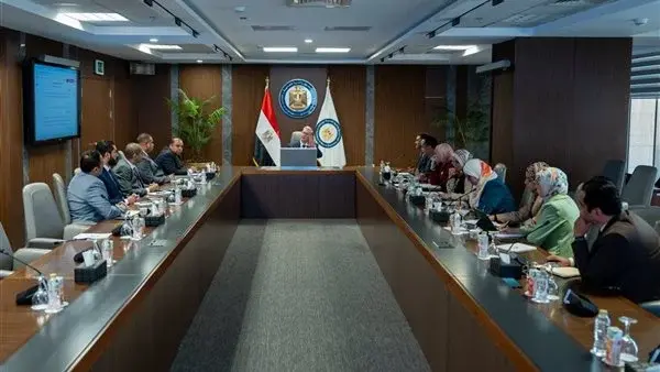  وزير البترول يتابع موقف طلبات الاستثمار والبحث عن الذهب والمعادن