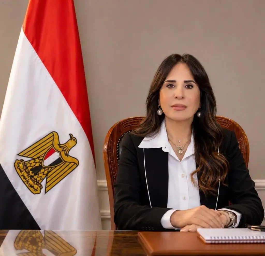 الإسكان تسلم المواطنين عقودهم بعد تقنين أوضاع الأراضي بالعبور الجديدة