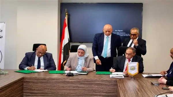 الكهرباء توقع عقدًا جديدًا لدعم مشروعات طاقة الرياح بخليج السويس وجبل الزيت