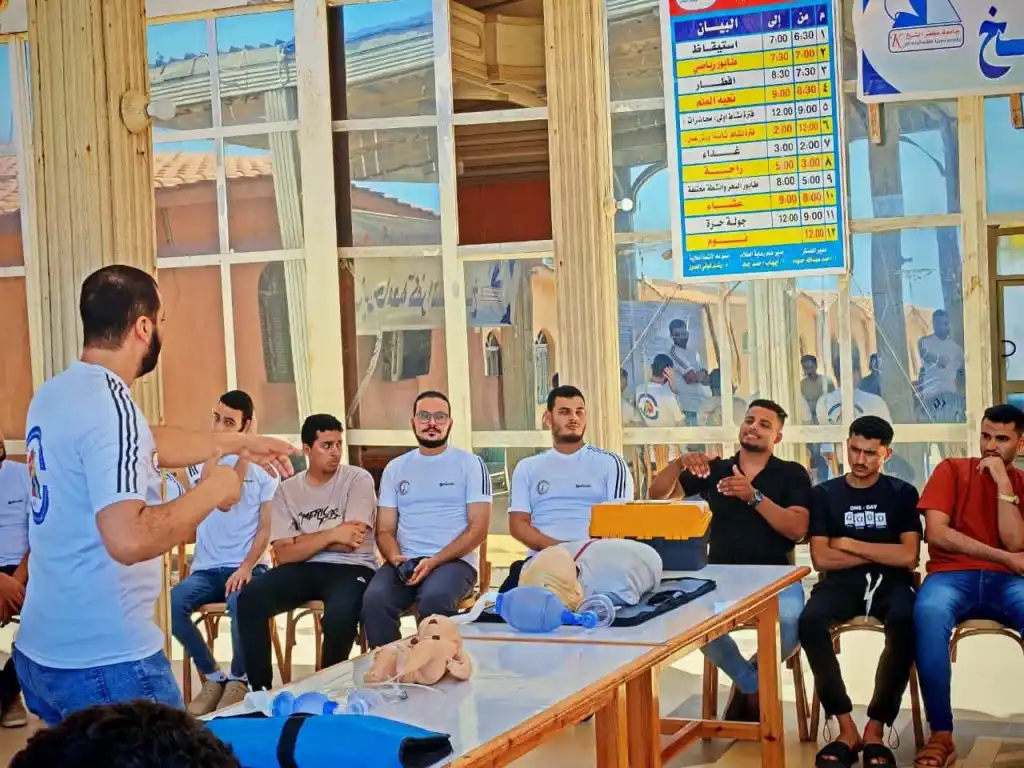 كلية التمريض بجامعة كفر الشيخ تُطلق حملة توعوية وصحية شاملة على شواطئ المحافظة