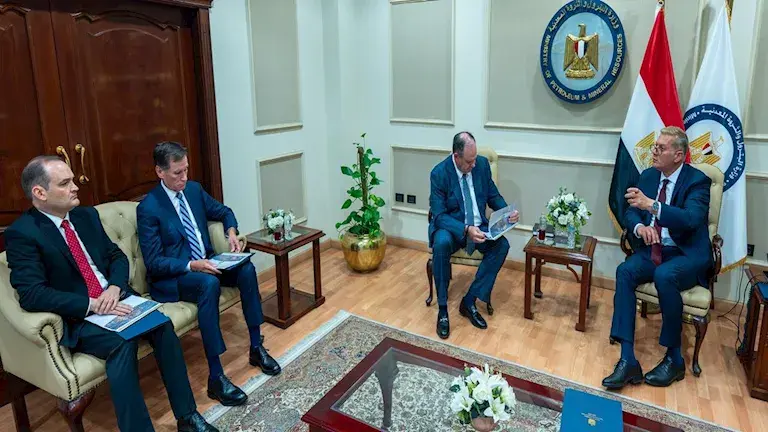 وزير البترول يبحث مع أباتشي خطط زيادة الإنتاج بالصحراء الغربية