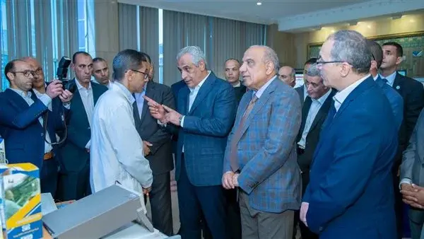 جولة تفقدية لخطوط الإنتاج بشركة بنها للصناعات الإلكترونية