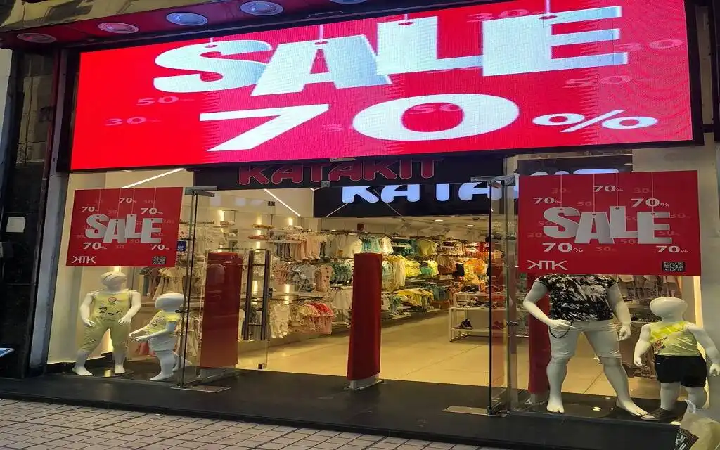 شعبة الملابس بالغرفة التجارية : تخفيضات الأوكازيون الصيفي تصل لـ70% 