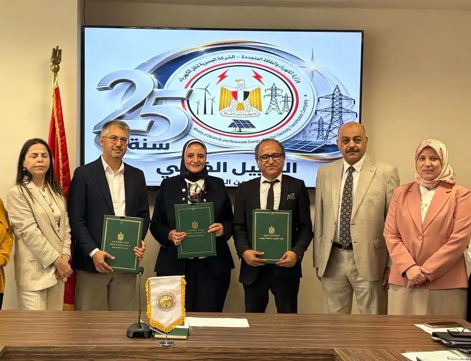 المصرية لنقل الكهرباء توقع عقدًا لتفريغ قدرات مشروعات طاقة الرياح بخليج السويس