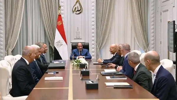 الرئيس يؤكد على ضرورة ترسيخ دور مصر كمركز لتداول وإسالة وتصدير الغاز