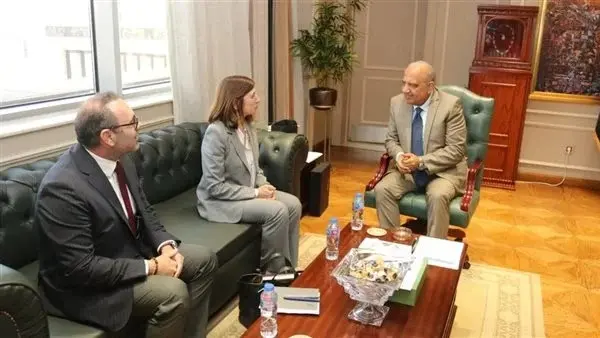 وزير الكهرباء : دعم الربط الكهربائي مع قبرص والتوسع في مشروعات الطاقة المتجددة
