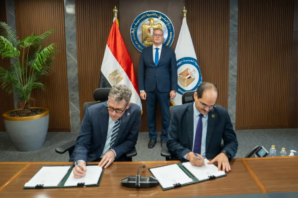إيجاس توقع اتفاقية  بدوي، وإيجاس توقع اتفاقية للبحث عن الغاز الطبيعي والزيت الخام في منطقة لوتس البحرية بالمتوسط