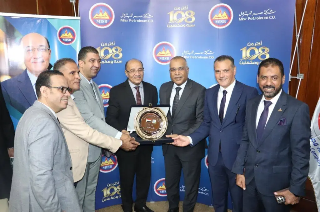 رئيس نقابة البترول يكرم المهندس محمد ماجد لبلوغه قمة العطاء الوظيفي