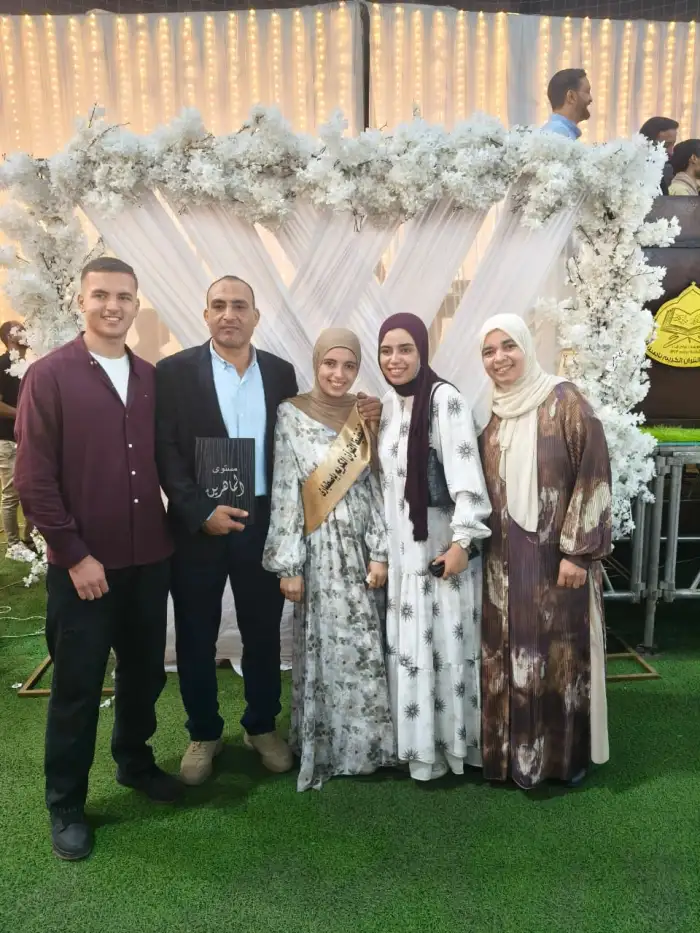 ياسمين عبد الفتاح تهنىء الطالبة رقية إسماعيل لتصدرها مسابقة القرآن الكريم باصطبارى