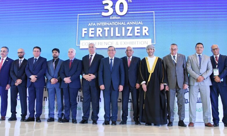الملا : تطبيق ضريبة الكربون على الحديد والأسمنت والأسمدة يناير 2026